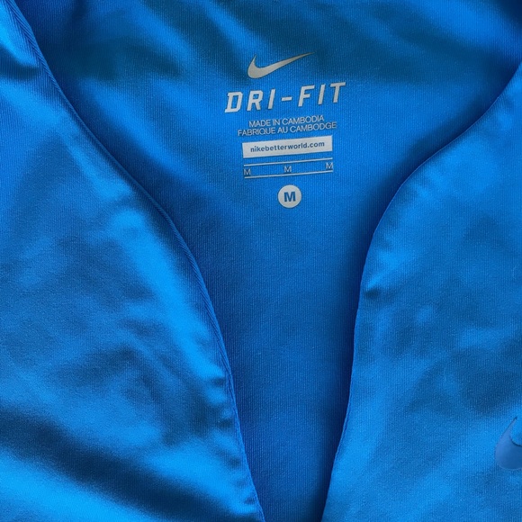 🚨 Bundle 🚨 Nike top, Nike sneakers! - Picture 4 of 5